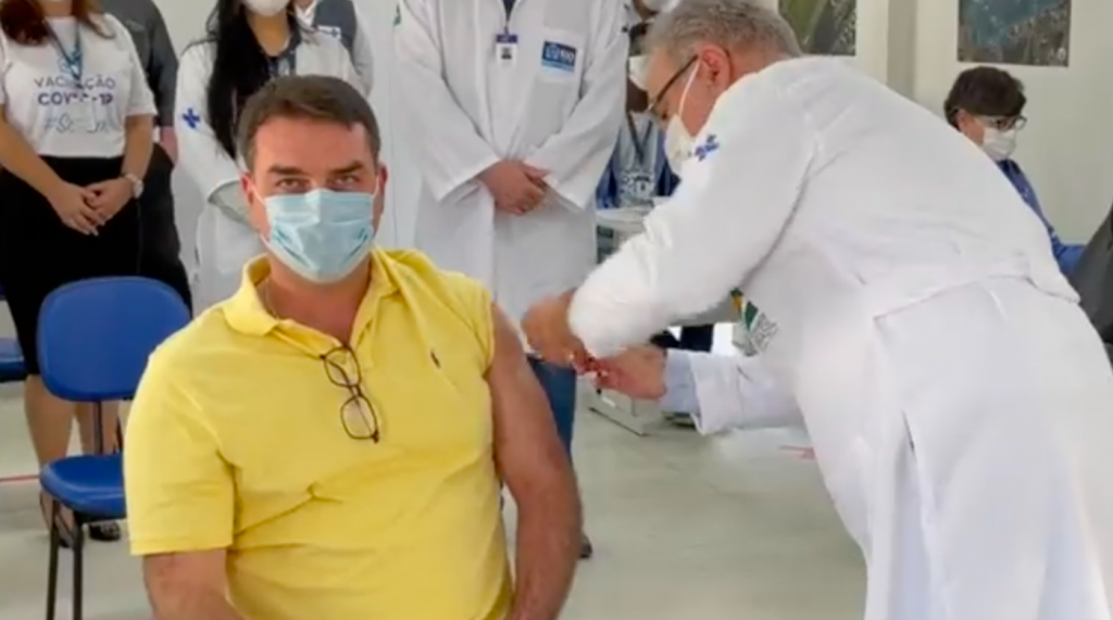 Flávio Bolsonaro é vacinado contra a Covid-19 e agradece ao pai ‘negacionista’