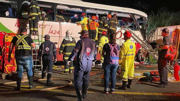 Acidente entre ônibus e caminhão  deixa sete mortos em Parapuã