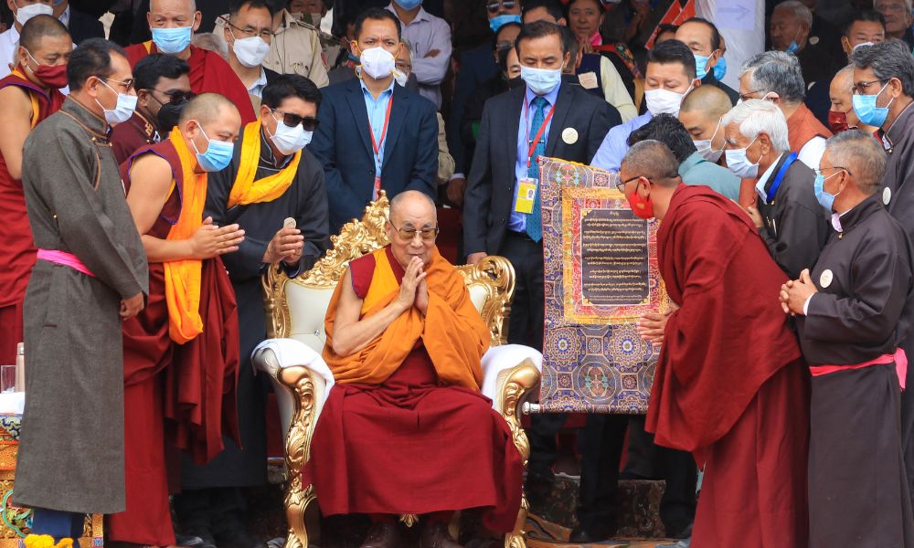 Dalai lama pede a criança para ‘chupar sua língua’ durante audiência e se desculpa após repercussão negativa