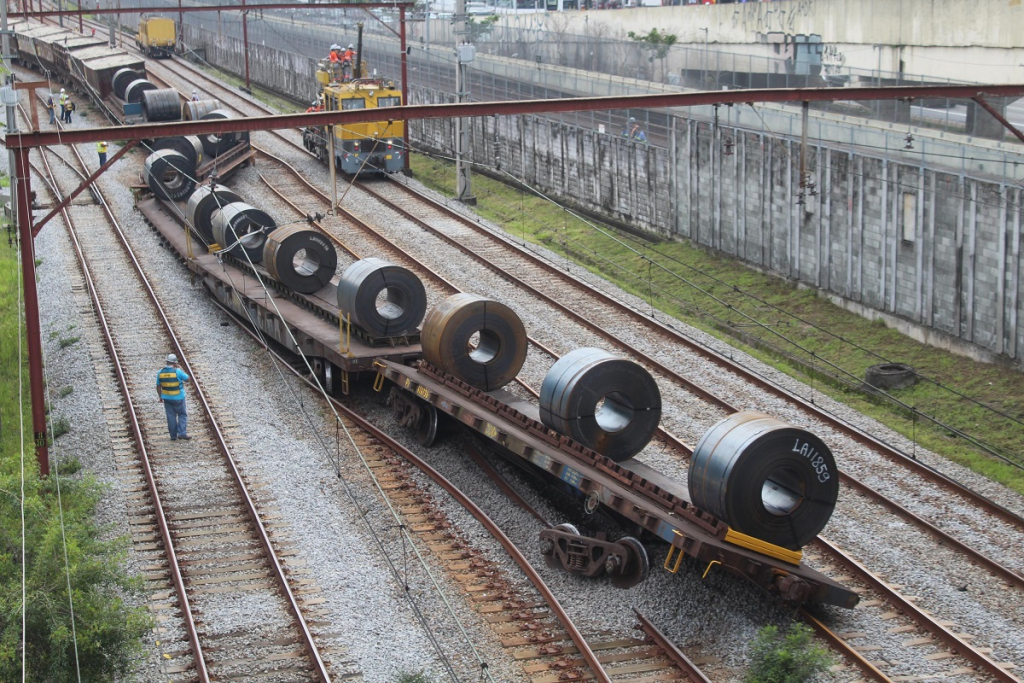 Descarrilamento de trem de carga paralisa trechos das linhas 11 e 12 da CPTM em São Paulo