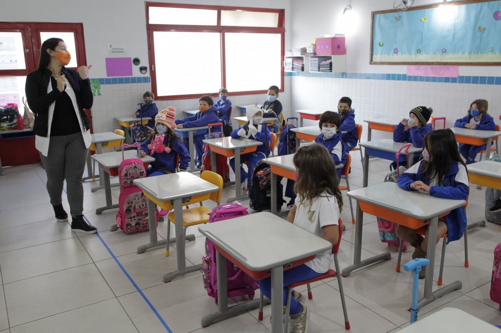 Contaminação por Covid-19 nas escolas caiu 73% desde junho, diz governo de SP