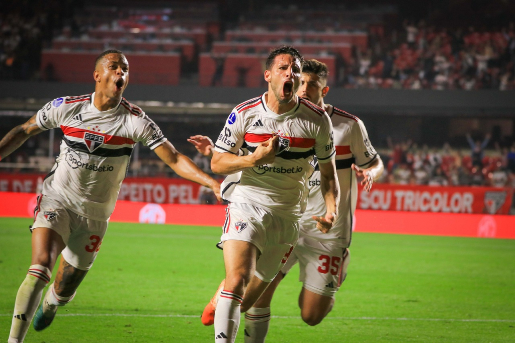 São Paulo reverte placar, vence o San Lorenzo e avança na Copa Sul-Americana