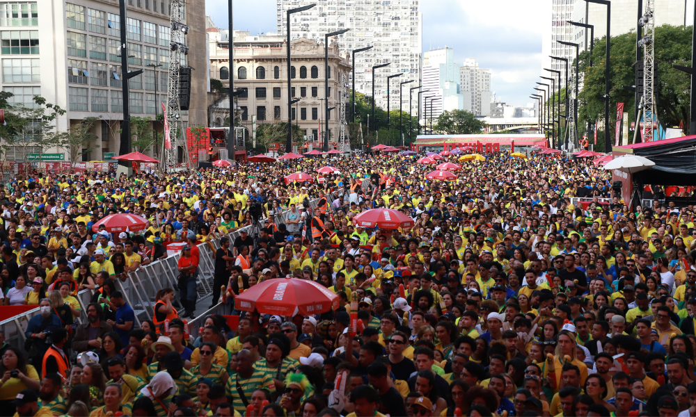 Vale do Anhangabaú teve 25 mil torcedores assistindo à estreia da Seleção Brasileira na Copa do Mundo