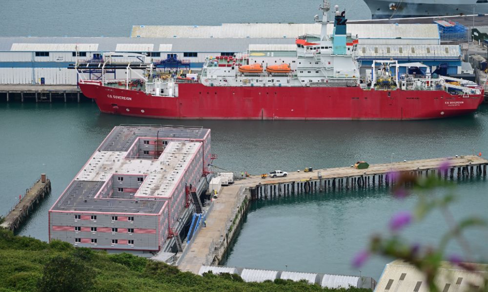 Reino Unido começa a alojar migrantes ilegais nas polêmicas barcas associadas como ‘prisão flutuante’