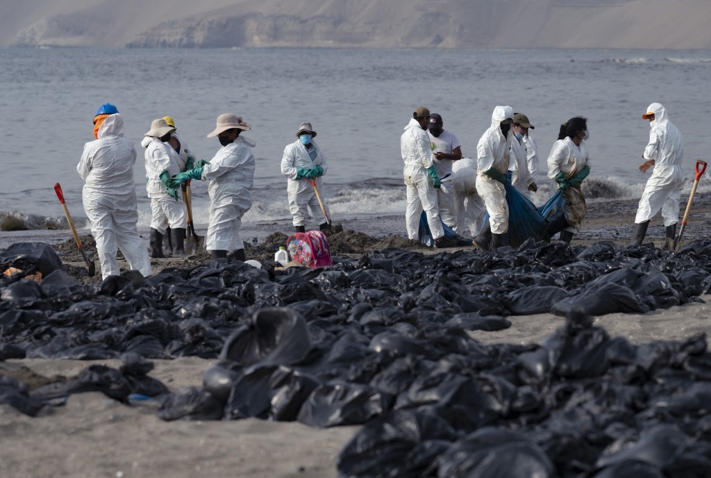 Navio envolvido em vazamento de petróleo no Peru é impedido de zarpar