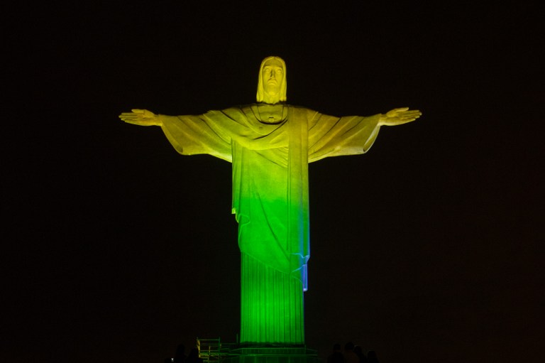 Em homenagem a Pelé, Cristo Redentor é iluminado de verde e amarelo