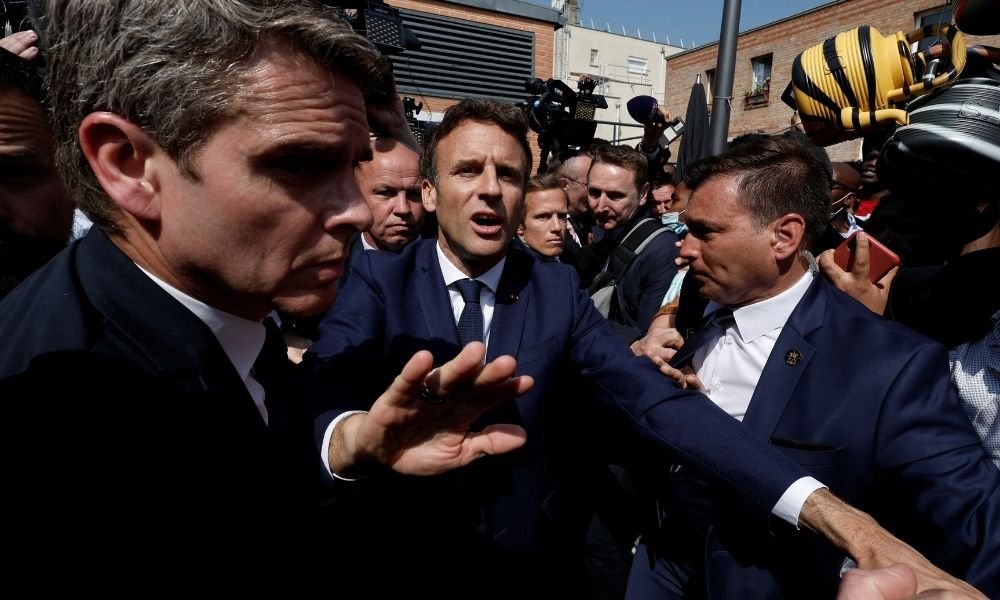 Macron é alvo de tomates em primeiro evento público após reeleição; veja vídeo