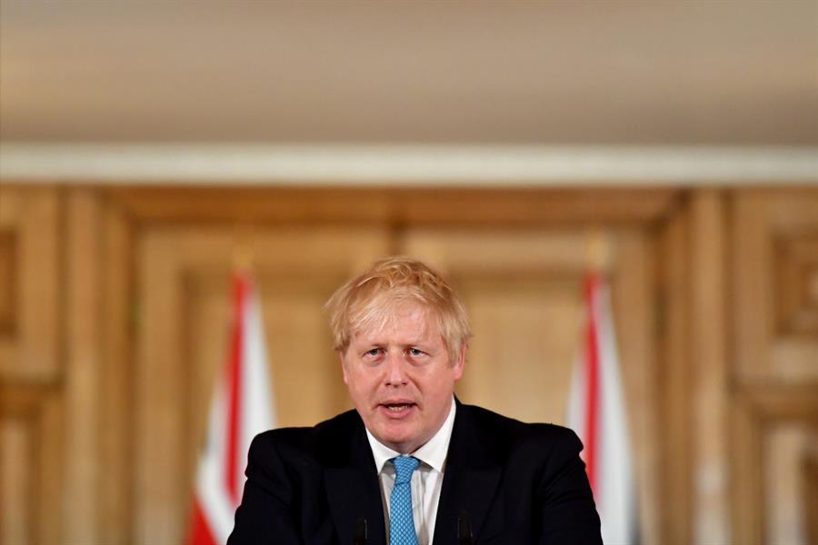 Boris Johnson mantém tom sóbrio após anúncio da vacina no Reino Unido