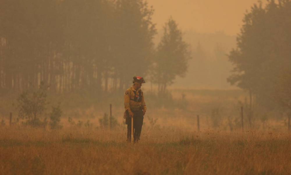 Fumaça de incêndios florestais dificulta trabalhos de extinção no Canadá
