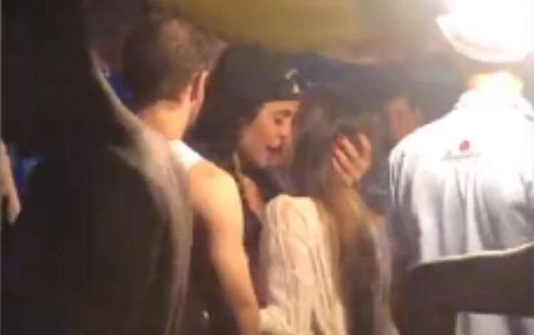 Aline Mineiro é vista beijando outra mulher na frente de Léo Lins; assista