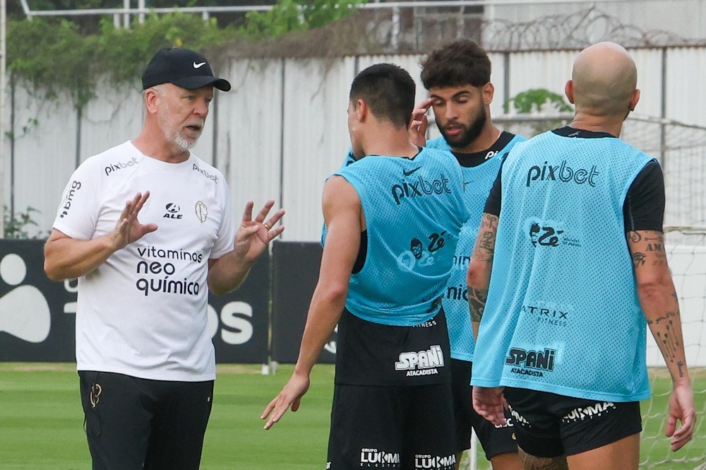 Mano Menezes define equipe que enfrentará o Fluminense, mas ainda aguarda Renato Augusto