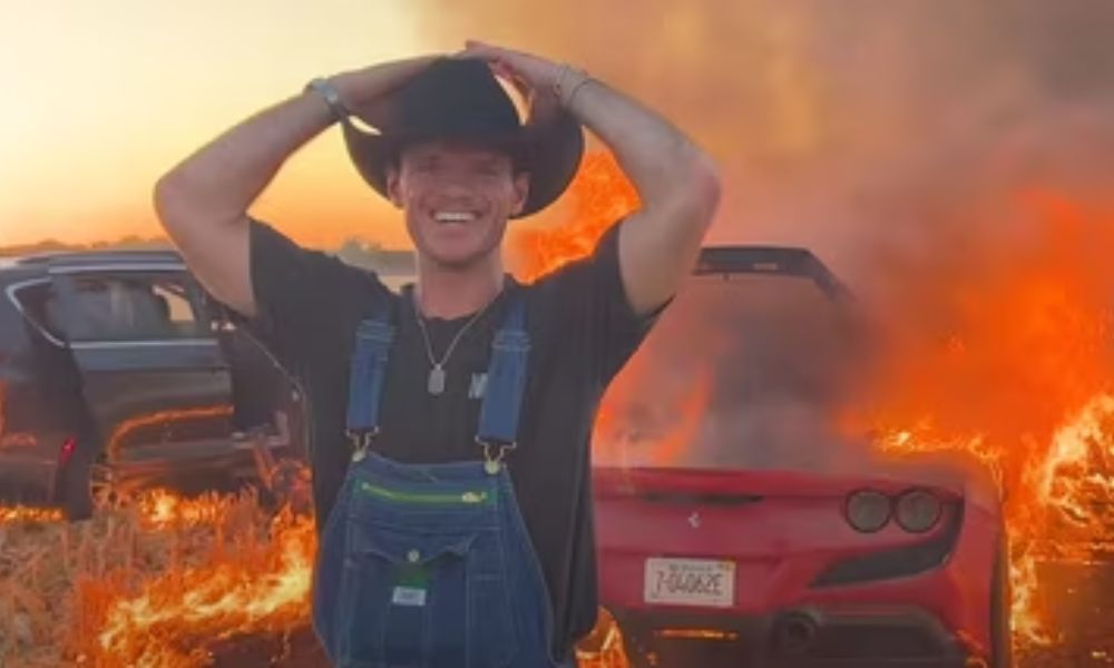 Youtuber dá risada enquanto sua Ferrari de cerca de US$ 400 mil pega fogo: ‘Completo acidente’