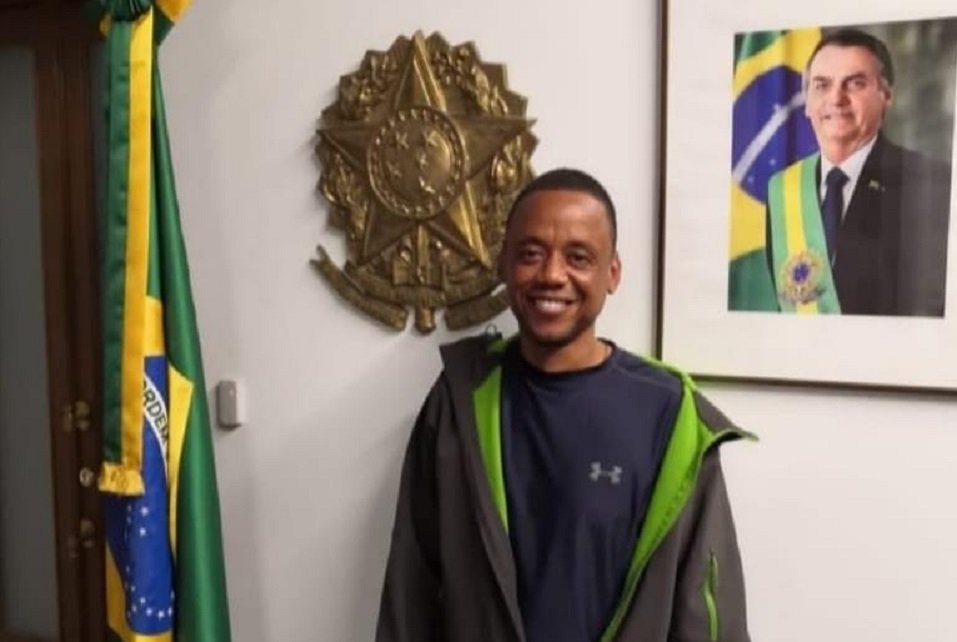 Bolsonaro publica foto de Robson em embaixada e confirma chegada do motorista no Rio nesta quarta