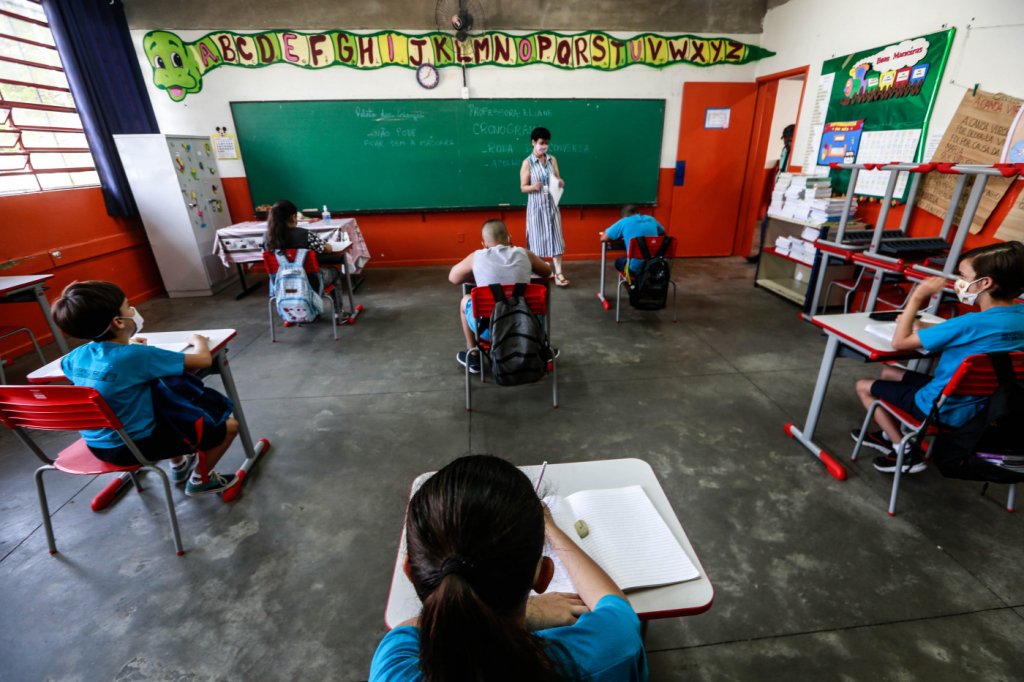 Volta às aulas e vacinação de idosos marcam segunda-feira no Rio