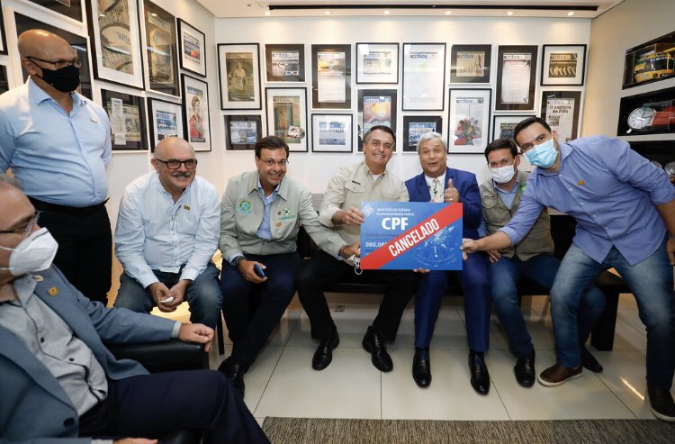 Bolsonaro é criticado após posar para foto com placa ‘CPF cancelado’