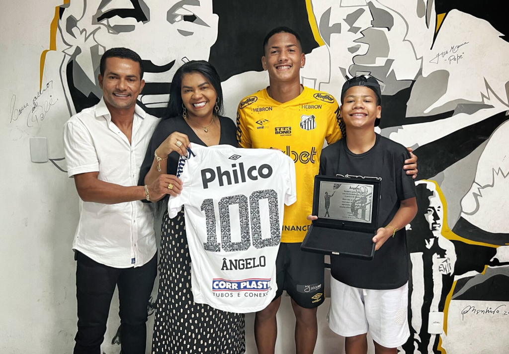 Ângelo chega aos 100 jogos pelo Santos e ganha placa: ‘Me emociona vestir essa camisa’