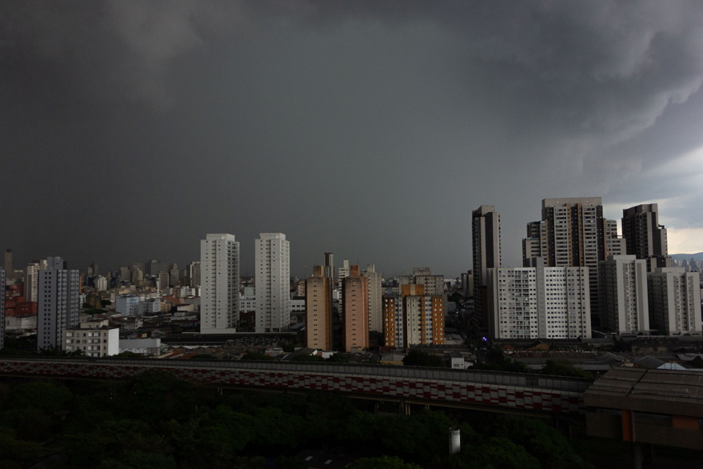 Enel atualiza que cerca de 300 mil clientes seguem sem energia em São Paulo após chuva de sexta-feira 