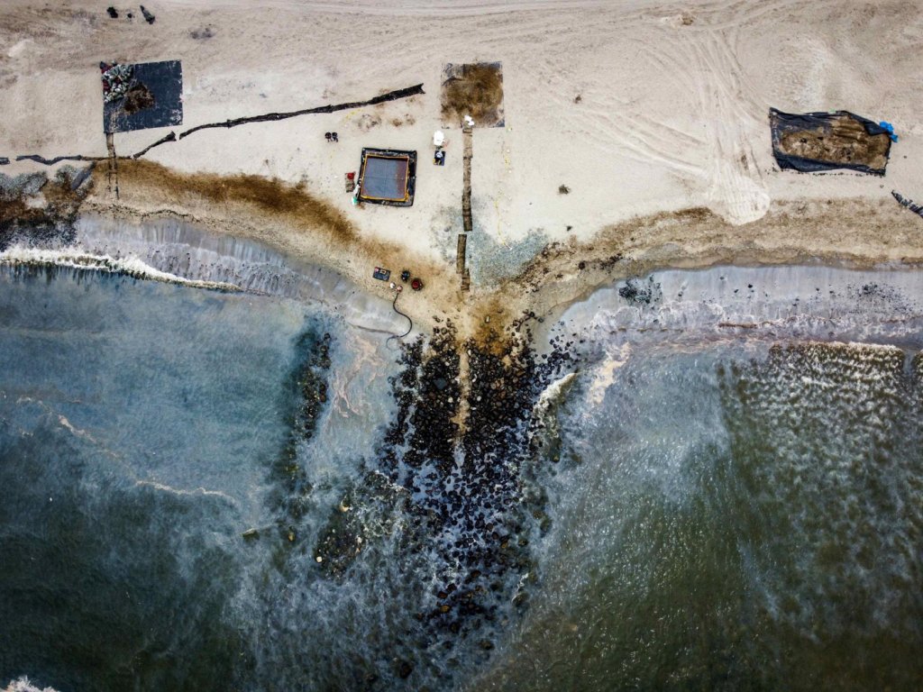Repsol admite que mais de 10 mil barris de petróleo foram derramados no mar do Peru