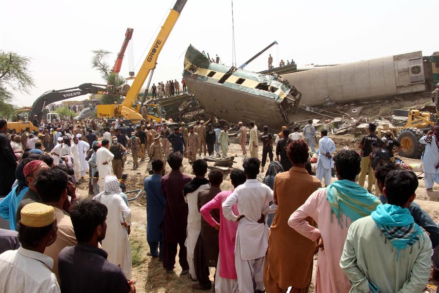 Sobe para 63 número de vítimas da colisão entre trens no Paquistão