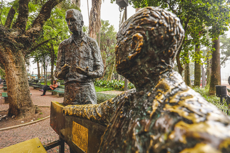 Estátuas de Drummond e Mário Quintana são vandalizadas em Porto Alegre