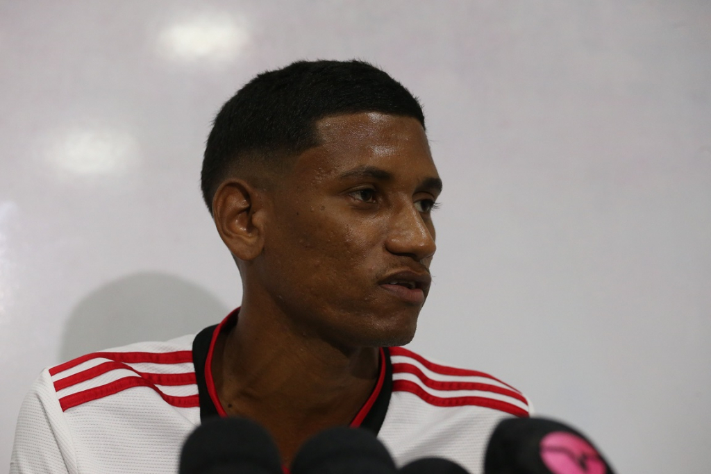 Torcedor do Flamengo nega ter ameaçado Marcos Braz e acusa dirigente: ‘Caiu sobre a minha virilha e me mordeu’