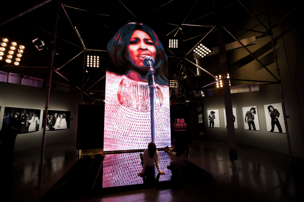 MIS exalta Tina Turner e lamenta morte; exposição sobre a cantora está em cartaz em SP
