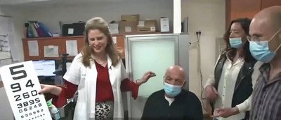 Hospital faz primeiro transplante de córnea artificial do mundo e idoso cego recupera visão