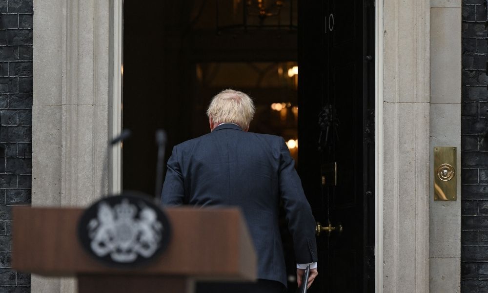 De herói a desacreditado: As crises que implodiram o governo britânico e derrubaram Johnson
