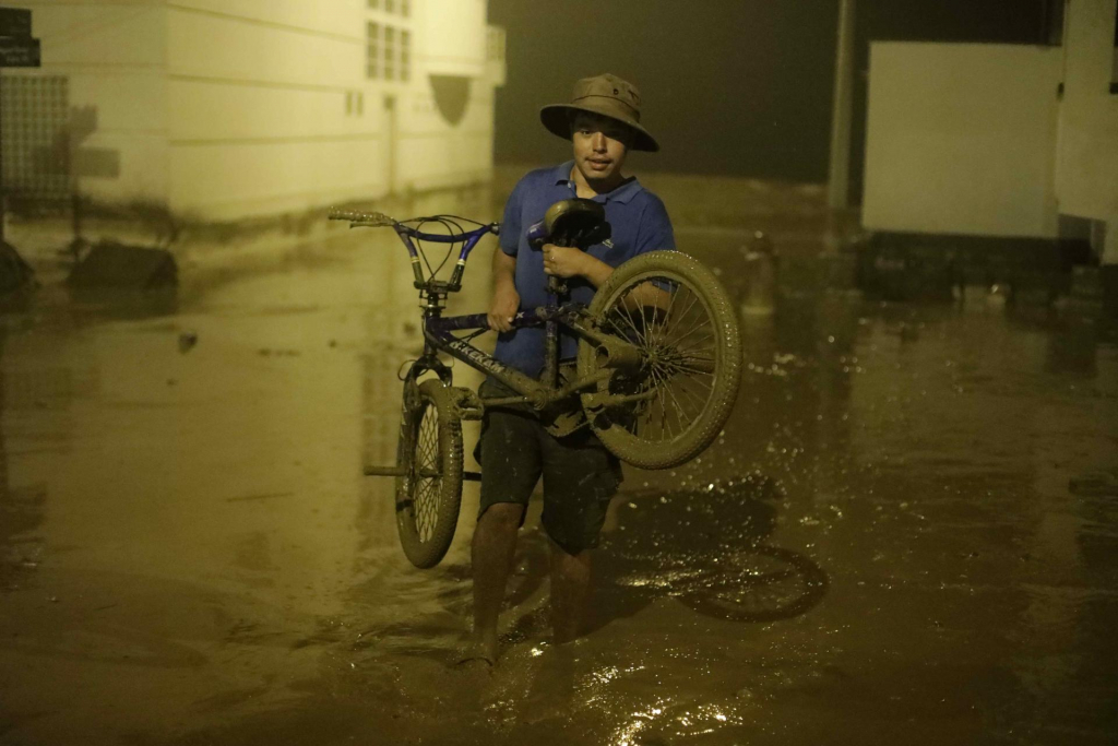 Peru declara alerta vermelho em Lima por chegada do ciclone Yaku