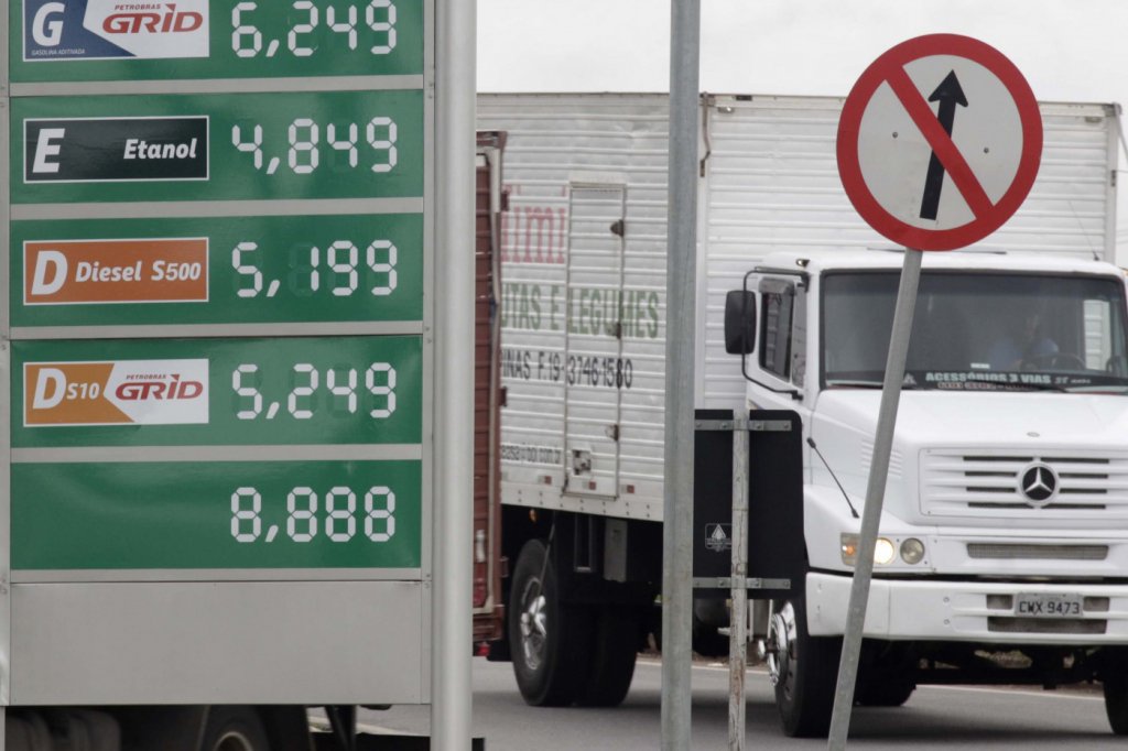 Em meio à discussão de redução do preço dos combustíveis, governo anuncia crédito a caminhoneiros