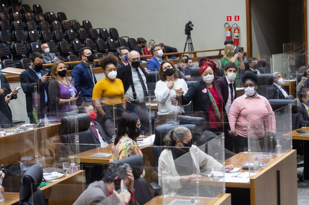 Sessão da Câmara de Porto Alegre sobre passaporte da vacina termina em confusão