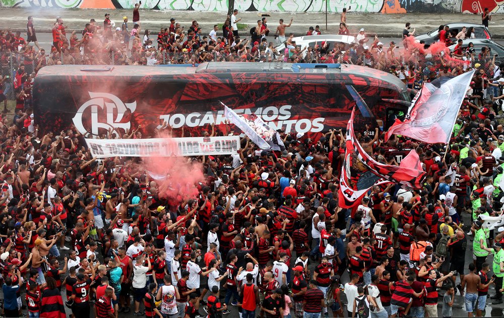 Torcedores do Flamengo causam tumulto e aglomeração em frente ao Maracanã