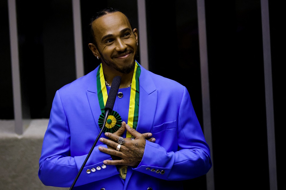 Em Brasília, Hamilton recebe título de cidadão honorário brasileiro