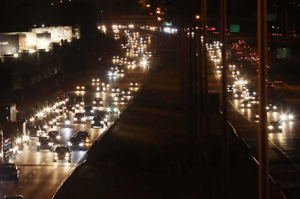 Saída do paulistano para o feriadão causa congestionamento nas estradas para o litoral e o interior