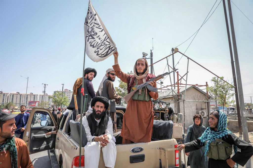 Talibã bloqueia passagem de cidadãos que querem deixar Afeganistão, diz EUA