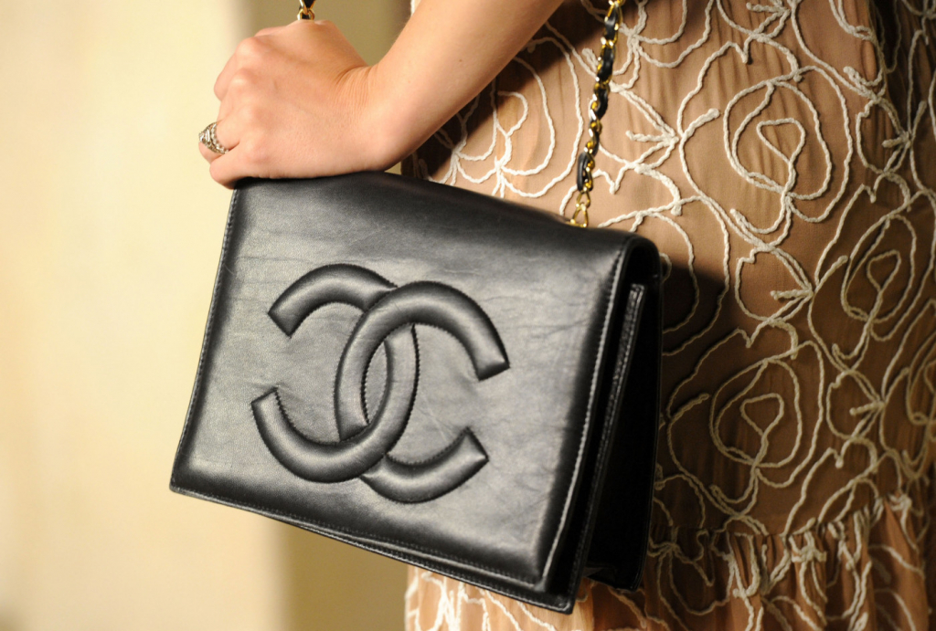 Justiça determina penhora de itens da Chanel e Louis Vuitton para pagamento de dívidas trabalhistas