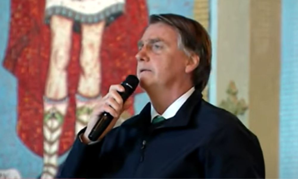 Em missa, Bolsonaro diz rezar para proteger Brasil do comunismo