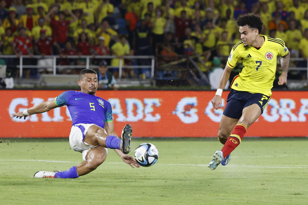 Brasil leva ‘virada relâmpago’ da Colômbia e cai para o quinto lugar nas Eliminatórias da Copa de 2026