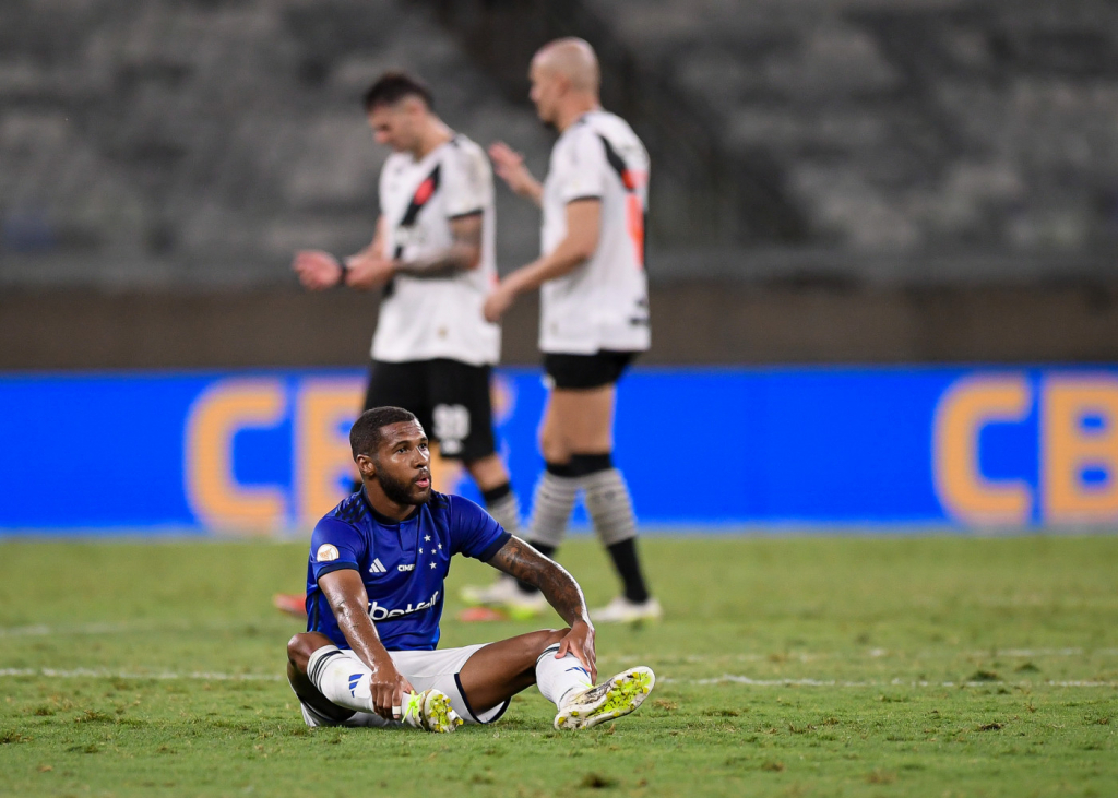 Cruzeiro e Vasco empatam no Mineirão vazio e continuam sob risco de queda no Brasileirão