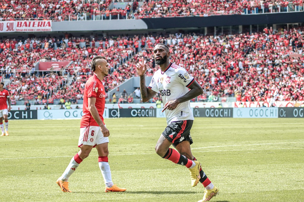 Flamengo minimiza briga entre Gerson e Varela: ‘Faz parte de um treino disputado’ 