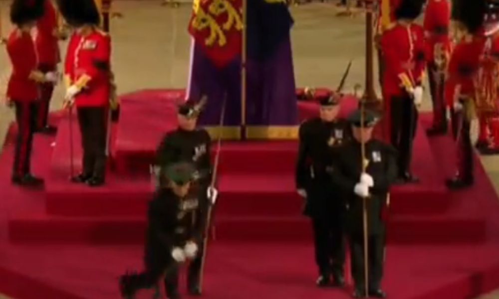 Guarda real desmaia diante do caixão da rainha Elizabeth II; veja vídeo