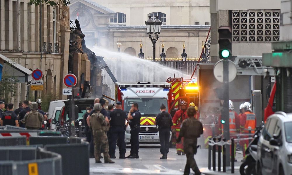 Explosão de gás em Paris destrói parte do edifício de uma escola de moda e deixa ao menos 16 feridos