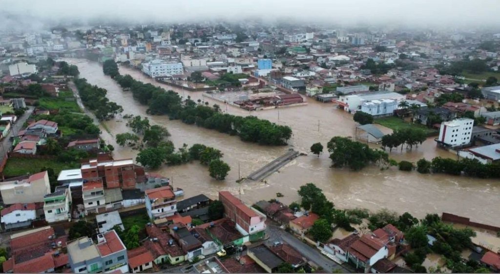 Seis pessoas morreram e mais de 2 mil estão desabrigadas em Minas Gerais pelas fortes chuvas