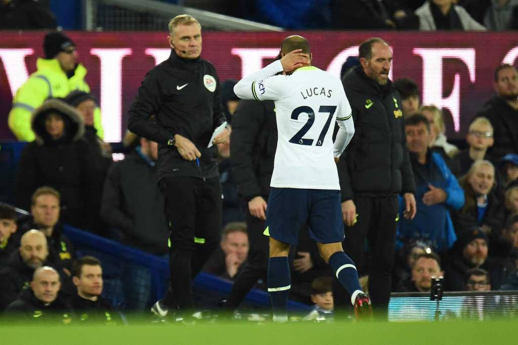 Em primeiro jogo sem Conte, Tottenham empata com o Everton; Lucas Moura é expulso