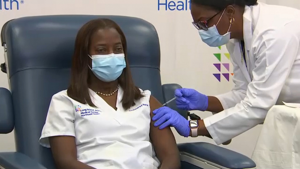 Primeira vacina nos EUA, enfermeira recebe 2ª dose da vacina da Pfizer