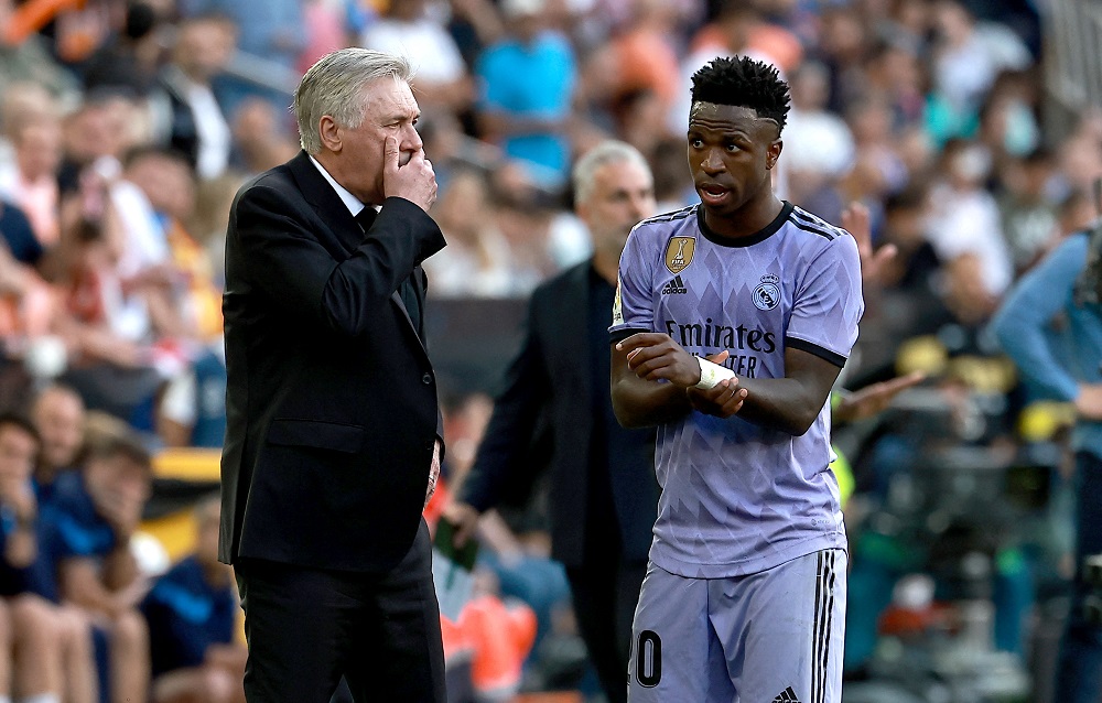 Ancelotti defende Vinicius Júnior, critica expulsão por confusão e nega que Real Madrid esteja cansado do brasileiro 