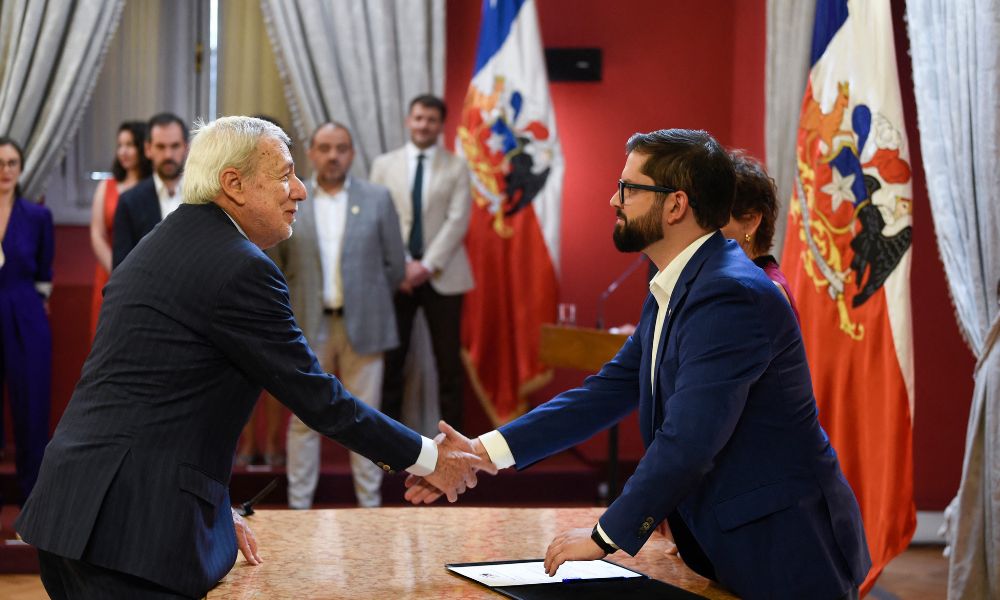 Em meio a crise de rejeição, Boric renova gabinete um ano após assumir presidência do Chile