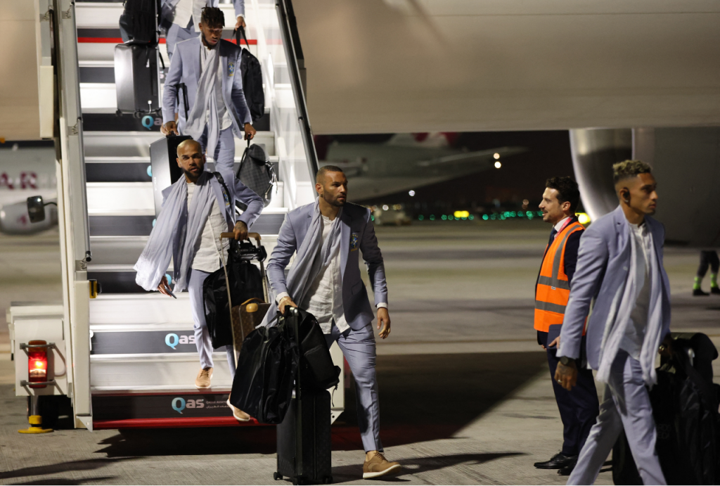 Após voo atrasar, Seleção Brasileira chega no Catar para disputar a Copa do Mundo