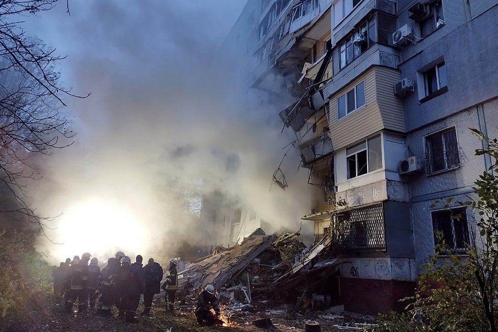 Rússia bombardeia Zaporizhzhia e mata pelo menos 13 pessoas após explosão de ponte da Crimeia