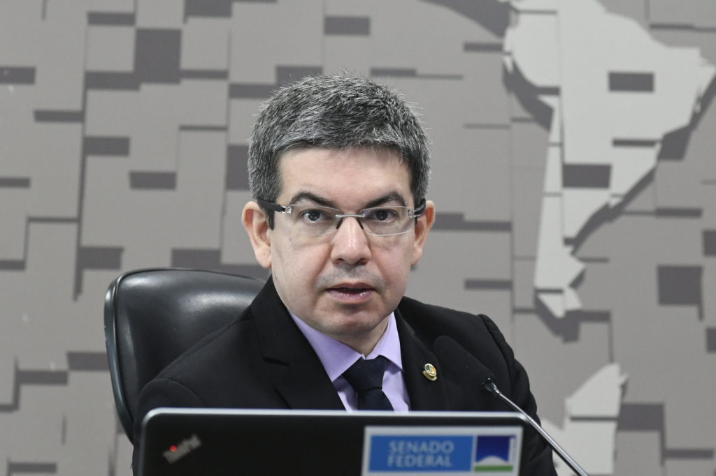 Após reunião no Planalto, Randolfe diz que governo não irá aceitar ‘criminosos’ como investigadores na CPMI